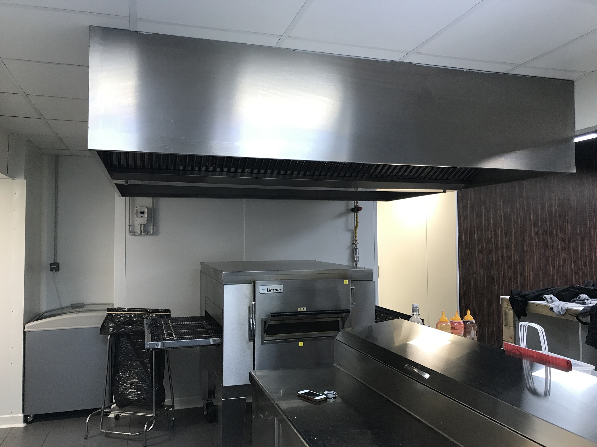 Cuisine professionnelle équipée d'une hotte en inox